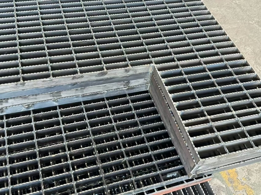 Galvanized Prefabricated Steel Staircase For Outdoor Spaces High Strength Metal Steps With Anti Corrosion